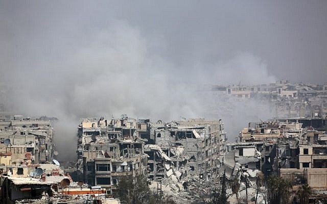 Photo d'illustration. De la fumée s'élève suite aux bombardements du gouvernement syrien sur la ville assiégée par les rebelles de Harasta, dans la région de la Ghouta orientale, à la périphérie de Damas, le 12 mars 2018 (Crédit : AFP PHOTO)