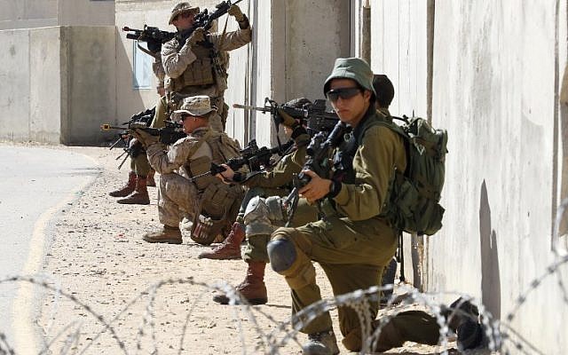 Les parachutistes israéliens et les soldats du 2ème bataillon et du 6ème régiment des Marines lors d'un exercice de l'entraînement militaire conjoint Juniper Cobra au centre de Tzéélim, dans le sud d'Israël, le 12 mars 2018 (Crédit : Jack Guez/AFP)