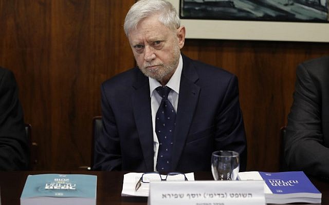 Le contrôleur d'État Yosef Shapira présente un rapport sur la guerre de 50 jours entre Israël et le Hamas durant l'été 2014, le 14 mars 2018 à la Knesset de Jérusalem. (AFP/Menahem Kahana)