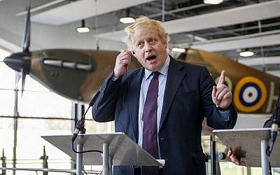 Le ministre britannique des Affaires étrangères Boris Johnson s'exprime lors d'une conférence de presse conjointe avec son homologue polonais Jacek Czaputowicz lors d'une visite au Bunker de la bataille d'Angleterre à Uxbridge le 16 mars 2018. (AFP Photo/Pool/Tolga Akmen)