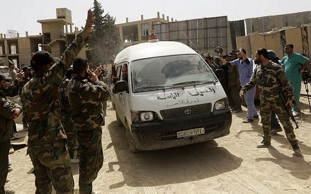 Un véhicule transportant des civils et des soldats, qui auraient été kidnappés par le régime et libérés dans le cadre d'un échange de prisonniers, selon les rebelles, à Harasta, dans la Ghouta orientale, le 22 mars 2018, après un accord avec les rebelles pour procéder à l'évacuation de la région. (Crédit : AFP / Louai Beshara)