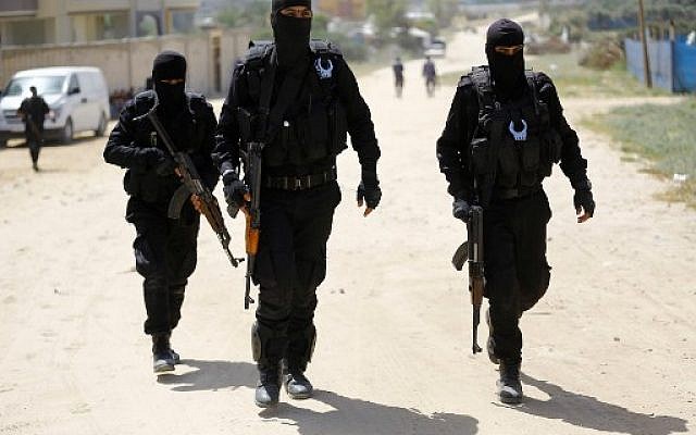 Les policiers du Hamas effectuent un raid à Nuseirat, au sud de la ville de Gaza, le 22 mars 2018, qui a abouti à l'arrestation d'un suspect dans un récent attentat à la bombe contre le Premier ministre palestinien, ont déclaré des responsables. ("AFP PHOTO / MOHAMMED ABED")
