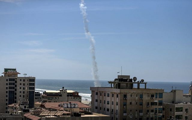 La fumée d'une roquette tirée par des terroristes palestiniens du Hamas est visible au-dessus de la ville de Gaza au cours d'un exercice militaire le 25 mars 2018. (AFP/MAHMUD HAMS)