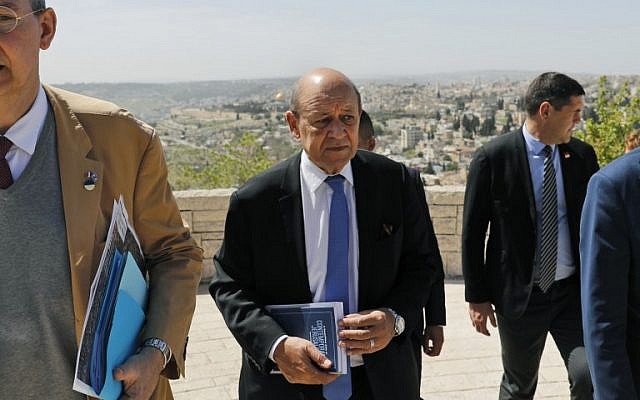Une photo prise le 26 mars 2018 montre le ministre français des Affaires étrangères, Jean-Yves Le Drian (C) sur le mont Scopus surplombant Jérusalem lors de sa visite en Israël et dans les territoires palestiniens. (Crédit : AFP / Ahmad GHARABLI)