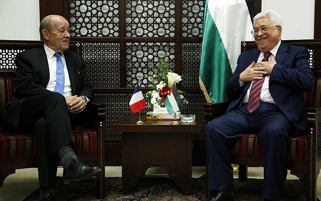 Le ministre français des Affaires étrangères, Jean-Yves Le Drian (à gauche) rencontre le président de l'Autorité palestinienne Mahmoud Abbas à Ramallah, le 26 mars 2018. (Crédit : AFP / ABBAS MOMANI