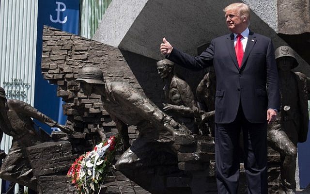 Le président américain Donald Trump lève le pouce devant le monument du soulèvement de Varsovie sur la place Krasinski durant le sommet de l'initiative des trois-mers à Varsovie, en Pologne, le 6 juillet 2017 (Crédit : AFP/Saul Loeb)