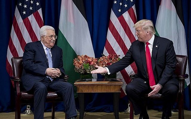 Le président de l'Autorité palestinienne Mahmoud Abbas, à gauche, et le président américain Donald Trump au Palace Hotel de New York, le 20 septembre 2017. (Crédit : Brendan Smialowski/AFP)