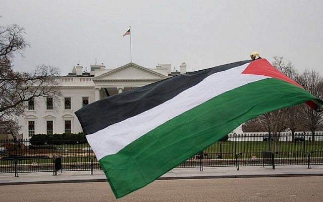 Un drapeau palestinien flotte devant la Maison Blanche à Washington, DC, à l'occasion d'une manifestation contre la déclaration du président américain Donald Trump reconnaissant Jérusalem comme capitale d'Israël, le 8 décembre 2017. (AFP PHOTO / mari matsuri)