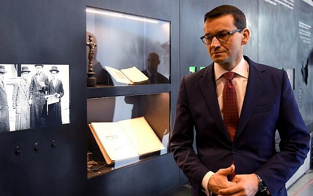 Le Premier ministre polonais Mateusz Morawiecki visite le Musée de la famille Ulma qui documente le sort de la famille polonaise Ulma, tuée en mars 1944 par les nazis allemands pour avoir sauvé des Juifs pendant l'Holocauste, dans le village de Markowa, au sud-est de la Pologne, le 2 janvier 2018 (AFP/Janek Skarzynski).