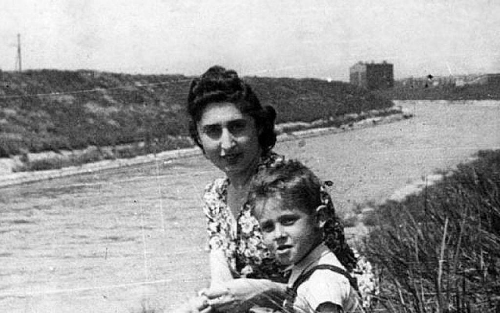 "Maman, on va mourir ensemble." chuchotait Michál, 7 ans, à sa mère, Genia. Les voici dans le ghetto de Sosnowiec, vers 1941. En 1944, la mère et sa fille furent déportées à Auschwitz et assassinées. (Yad Vashem)