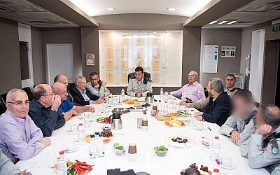 Le général de division Herzl Halevi, chef du renseignement militaire israélien, au centre, s'entretient avec plusieurs anciens hauts responsables de Tsahal lors d'une conférence le 20 mars 2018. (Tsahal)