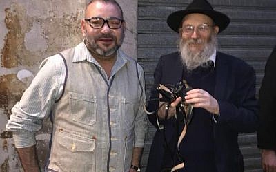 Le roi Mohammed VI et le rabbin Israël Goldberg lors de leur rencontre, le 25 mars 2018, rue des Rosiers, à Paris (Crédit : Facebook / Israël Goldberg)