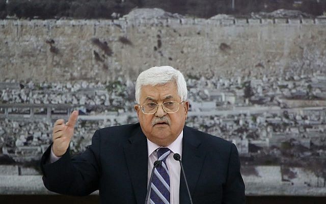 Mahmoud Abbas, dirigeant de l'Autorité palestinienne, devant une photo de la mosquée du Dôme du Rocher, dans la Vieille Ville de Jérusalem, lors d'une réunion des dirigeants palestiniens à Ramallah, en Cisjordanie, le 19 mars 2018 (FLASH90)