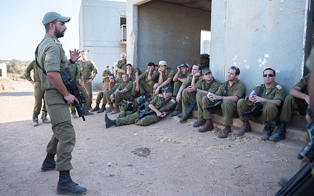 Des officiers israéliens écoutent un commandant lors d'un exercice dans le nord d'Israël le 12 septembre 2017. (Forces de défense israéliennes/Flickr)