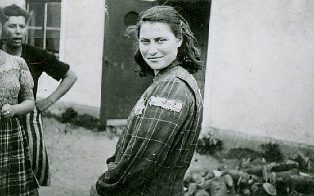 Genia Dvorkin, portant son costume de prisonnière des camps de travail en Estonie et en Allemagne. (Yad Vashem Artifacts Collection)