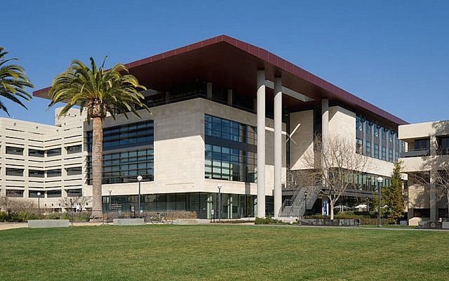 Une vue du centre de l'apprentissage et du savoir Li Ka Shing  de l'école de médecine de l'université de Stanford (Crédit : Wikimedia Commons via JTA)