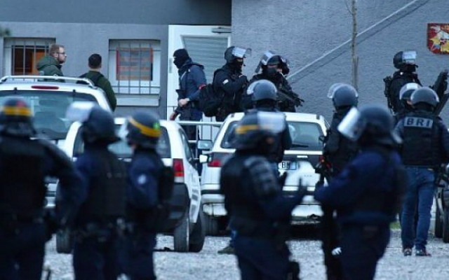 Des gendarmes français bloquent l'accès à Trebes, où un homme a pris des otages dans un supermarché, le 23 mars 2018 à Trebes, dans le sud-ouest de la France (Crédit : AFP / PASCAL PAVANI)
