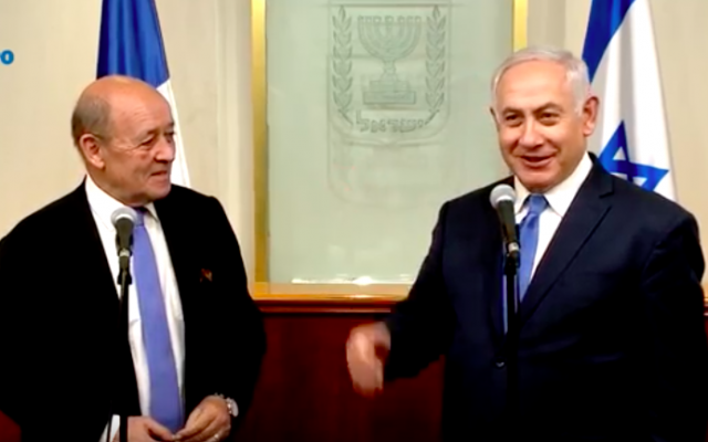 Jean-Yves Le Drian à gauche et Benjamin Netanyahu à droite, le 26 mars 2018. (Crédit : capture d'écran YouTube)