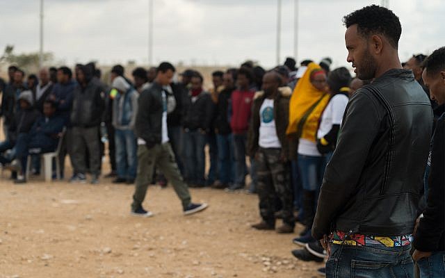 Des demandeurs d'asile érythréens à l'extérieur du centre de détention de Holot dans le sud d'Israël, 29 janvier 2018 (Crédit : Luke Tress / Times of Israel)