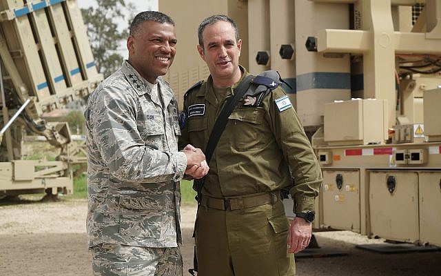 Le brigadier-général Tzvika Haimovitch, à droite, commandant de la défense aérienne israélienne, serre la main du lieutenant-général Richard Clark, chef de la délégation américaine, lors de l'exercice de défense aérienne du Juniper Cobra 2018, en mars 2018 (Forces de défense israéliennes)