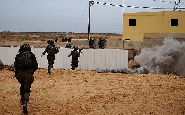 Des soldats du bataillon mixte des Lions de la vallée du Jourdain participent à un exercice dans la base militaire de Tzéélim, le 5 février 2018 (Judah Ari Gross / Times of Israël)