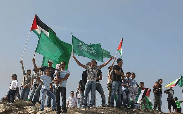 Des Palestiniens agitent les drapeaux du Hamas alors qu'ils célèbrent l'accord d'échange de prisonniers conclu entre Israël et le Hamas à Jérusalem-Est. 18 octobre 2011 (Kobi Gideon / Flash90).