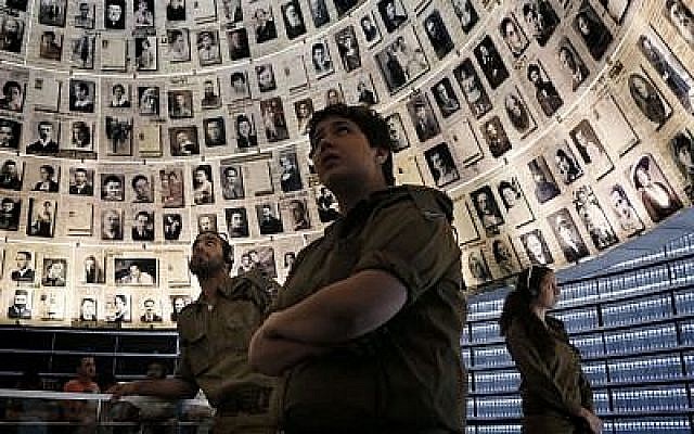 Des soldats israéliens contemplent le "Hall of Names" lors d'une visite à Yad Vashem quelques jours avant le jour du souvenir de l'Holocauste (Miriam Alster/Flash 90).
