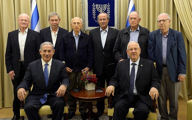Dans le rang du haut : Les anciens chefs du Mossad, avec de gauche à droite Danny Yatom, Tamir Pardo, Zvi Zamir, Shabtai Shavit, Nahum Admoni et Efraim Halevy. Rang du bas : le Premier ministre Benjamin Netanyahu, (à gauche), et le président Reuven Rivlin accueillent une cérémonie d'allumage des bougies pour la fête juive de Hanoukka à la résidence du Président à Jérusalem, le 18 décembre 2014. (Crédit : Haim Zach / GPO)