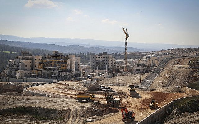 Un chantier de construction de nouveaux immeubles d'appartements à Beit Shemesh le 21 février 2017. (Yaakov Lederman/Flash90)