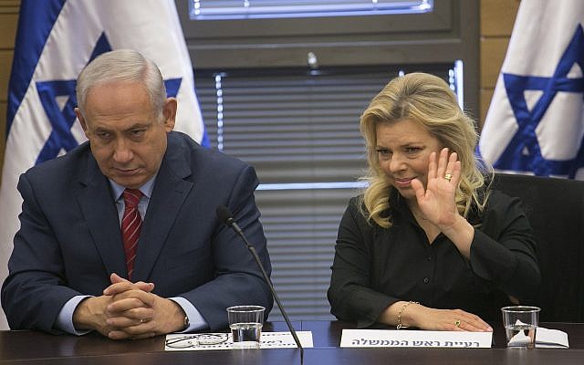 Le Premier ministre Benjamin Netanyahu et son épouse Sara Netanyahu à la Knesset à Jérusalem, le 28 juin 2017. (Olivier Fitoussi/Pool)