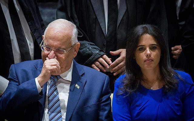 Le président Reuven Rivlin, à gauche, et la ministre de la Justice Ayelet Shaked lors d'une cérémonie à la résidence du président à Jérusalem, le 26 octobre 2017. (Miriam Alster/Flash90)