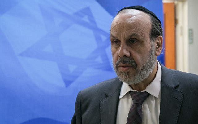 Le ministre des Affaires religieuses David Azoulay au cabinet du Premier ministre à Jérusalem le 29 octobre 2017. (Ohad Zwigenberberg/POOL)