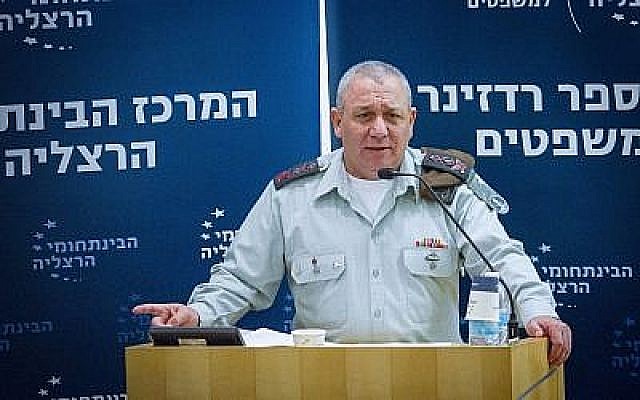 Gadi Eizenkot, chef d'état-major de l'armée israélienne, lors d'une conférence au Centre interdisciplinaire d'Herzliya, le 2 janvier 2018 (Crédit : FLASH90)