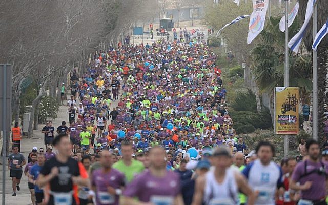 Des milliers de coureurs participent au marathon international de Jérusalem le 9 mars 2018 (Crédit : Yonatan Sindel/Flash90)
