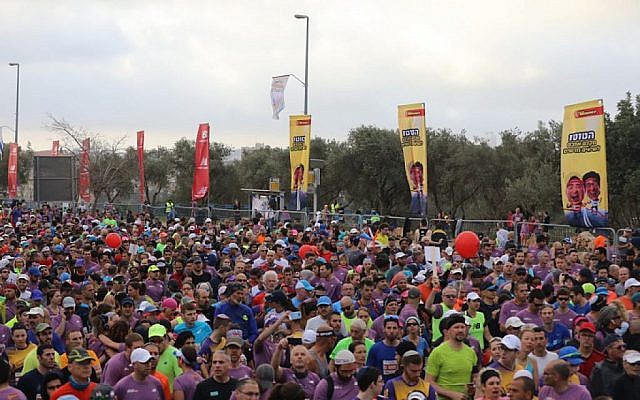 Des milliers de coureurs participent au marathon international de Jérusalem le 9 mars 2018 (Crédit : Yonatan Sindel/Flash90)