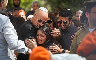 Des membres de la famille du Capitaine. Ziv Daos pleurent près de son cercueil lors de ses funérailles à Holon le 18 mars 2018. (Miriam Alster/Flash90)