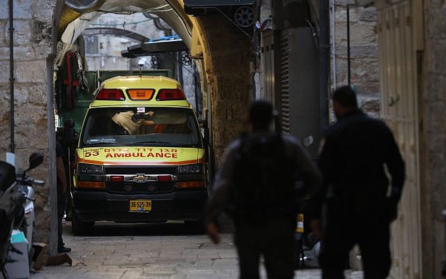 Les forces de sécurité sur les lieux de l'agression mortelle par un terroriste palestinien d'Adiel Kolman dans la Vieille Ville de Jérusalem, le 18 mars 2018. (Yonatan Sindel/FLASH90)