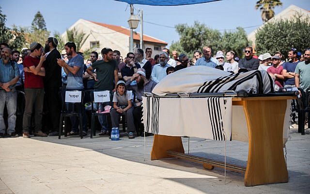 Des personnes en deuil assistent aux funérailles d'Adiel Kolman dans l'implantation de Kochav HaShahar, en Cisjordanie, le 19 mars 2018. (Hadas Parush/Flash90)