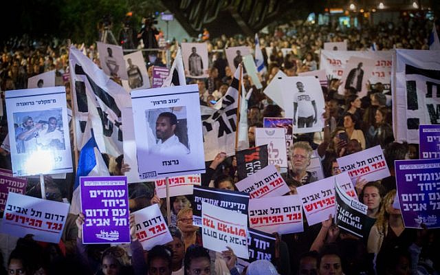 Des demandeurs d'asile africains et des militants protestent contre les projets d'expulsion de migrants sur la place Rabin à Tel Aviv le 24 mars 2018. (Miriam Alster/Flash90)