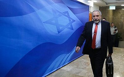 Le ministre de la Défense Avigdor Liberman arrive pour la réunion hebdomadaire du cabinet au cabinet du Premier ministre à Jérusalem, le 25 mars 2018. (Marc Israel Sellem)