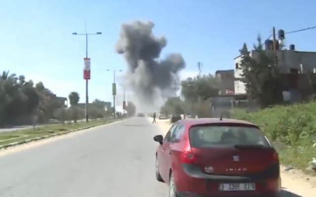 La fumée vue suite à une explosion qui s'est produite près du convoi du Premier ministre palestinien Rami Hamdallah dans la bande de Gaza le 13 mars 2018. (Capture d'écran: Ynet)