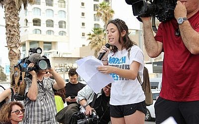 Dani Tylim, rescapée de la fusillade de Parkland, s'exprimant lors de la manifestation 'March for Our Lives' à Tel Aviv le 23 mars 2018. (Tracy Frydberg/Times of Israel)