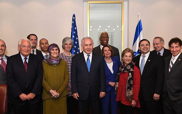 Le Premier ministre Benjamin Netanyahu (au centre) pose avec une délégation du Congrès dirigée par la leader démocrate de la Chambre des représentants Nancy Pelosi, le 26 mars 2018 (Crédit : Kobi Gideon / GPO)