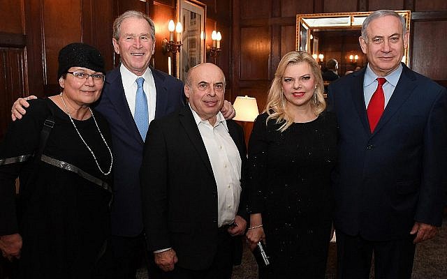 De gauche à droite : Avital Sharansky, le président George W. Bush, Natan Sharanky, Sara et Benjamin Netanyahu, à New York, le 7 mars 2018 (GPO/Haim Zach)