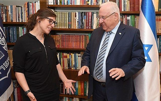 L'actrice Mayim Bialik rencontre le président Reuven Rivlin à sa résidence à Jérusalem le 18 mars 2018 (Crédit : Mark Neiman / GPO)