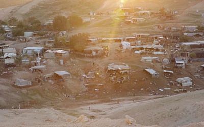 Le village bédouin de Khan al-Ahmar (Capture d'écran :/YouTube)