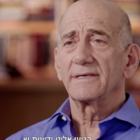 L'ancien Premier ministre Ehud Olmert lors d'une interview de la Douzième chaîne diffusée le 17 mars 2018. (Crédit : Capture d'écran de la Douzième chaîne )