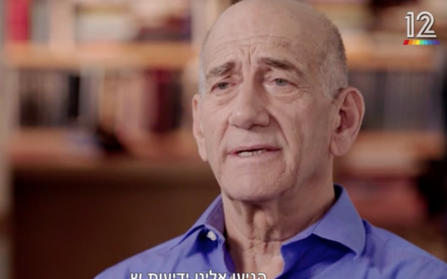L'ancien Premier ministre Ehud Olmert lors d'une interview de la Douzième chaîne diffusée le 17 mars 2018. (Crédit : Capture d'écran de la Douzième chaîne )