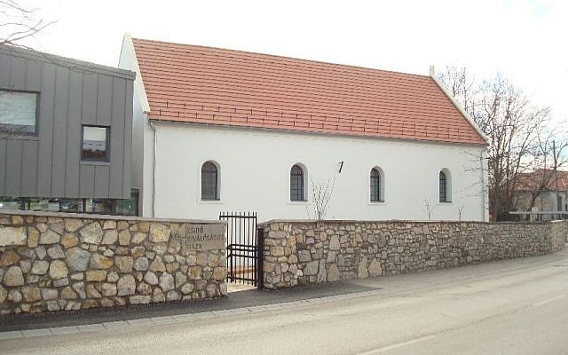 Un ancien bâtiment de synagogue récemment rénové et un centre d'exposition virtuelle moderne a ouvert au public dans la ville de Balatonfüred, dans l'ouest de la Hongrie, le 20 mars 2018. (Agnes Bohm via JTA)