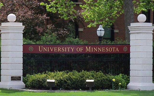 L'entrée nord-ouest de l'université du Minnesota (Crédit : CC BY-SA Alexius Horace, Wikimedia Commons)